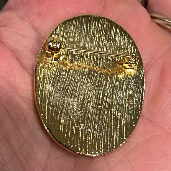 Vintage Cameo left facing Red and White Brooch - Picture 7 of 7